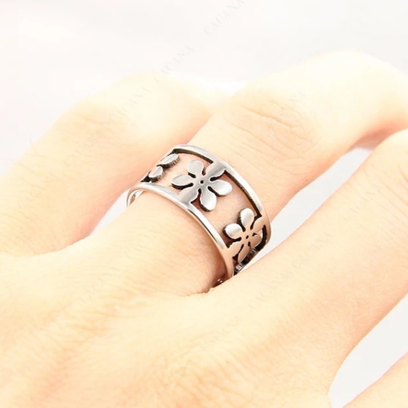 Womens Silver Flower Band Ring Titanium NWT - Picture 4 of 4